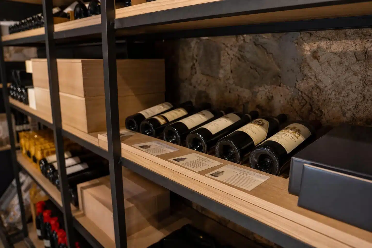 Découvrez nos conseils pour choisir la bouteille de vin idéale à offrir en cadeau, adaptée aux goûts et à l'occasion.